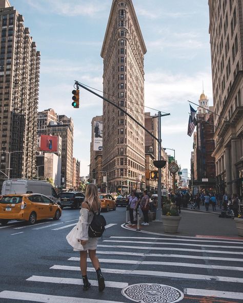 Kiki | The Blonde Abroad on Instagram: “Exploring The Big 🍎 •••••••••••••••••••••••••••••••••••••••••••••••• #newyork #bigapple #nyc” Nyc Travel Guide, New York City Aesthetic, Trip To Nyc, To Do In New York, New York Pictures, Nyc Aesthetic, Nyc Life, Chrysler Building, New York Life