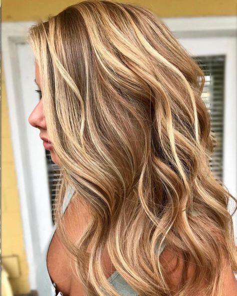 Brown Hair With Highlights And Lowlights, Bronde Hair, Beautiful Haircuts, Honey Blonde Hair, Brown Blonde Hair, Brown Hair With Highlights, Hair Color Balayage, Balayage Highlights, Long Blonde Hair