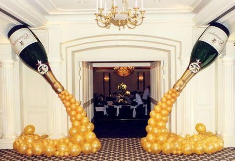 20 Fabulous Balloon Decorations You Can Get Ideas From For Your Next Celebration Diy Ballon, Deco Ballon, Champagne Bubbles, Great Gatsby Party, Champagne Party, Diy Balloon Decorations, Balloon Ideas, Gatsby Party, Balloon Diy