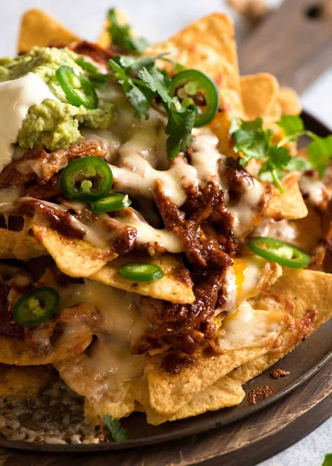 Chicken Nachos recipe Nachos Recept, Quick Guacamole, Chicken Nachos Recipe, Homemade Nachos, Nachos Recipe Easy, Recipetin Eats, Recipe Tin, Chicken Nachos, Nachos Recipe