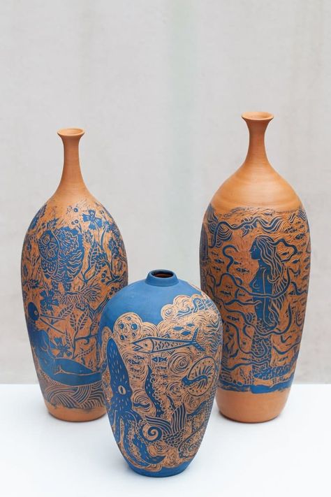 Ceramic Vessels Wrapped in Paintings Inspired by Greek Myths Sgraffito Technique, Ceramic Vessels, Greek Pottery, Colossal Art, Ancient Mythology, Ancient Myths, Italian Pottery, Decorative Pottery, Ceramic Base