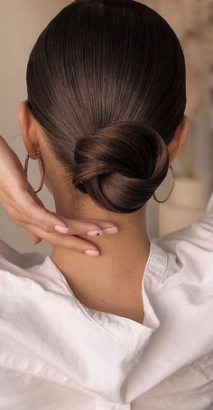 Sleek knot updo This hairstyle has nailed sleek by keeping it simple. This hairstyle features brunette hair with simple sleek knot low updo. This works... Low Bun Wedding Hair, Wedding Hair Up, Chignon Hair, Low Bun Hairstyles, Hair Knot, Homecoming Hairstyles Updos, Hair Prom, Hair Homecoming, Homecoming Hair Down