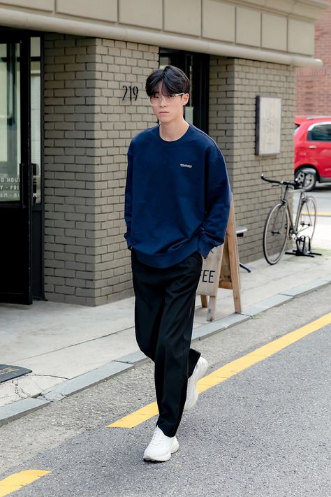 Asian Men Outfit, Men Street Styles, Japanese Street Fashion Men, Asian Street Fashion, Korean Street Fashion Men, Japanese Mens Fashion, Kpop Fashion Men, Asian Men Fashion, 90s Fashion Men