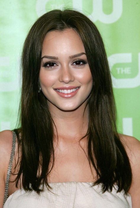 Blair Waldorf Actress, Pretty Actors Women, Young Leighton Meester, Leighton Meester Makeup, Leighton Meester 2000s, Brunette Celebs, Gossip Girl Makeup, Gossip Girl Hair, Blair Makeup