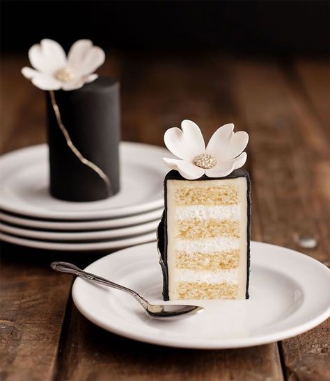 15 Single Serve Wedding Cakes: Ideas & What to Know Single Serve Cake, Patisserie Fine, Wedding Cake Servings, Mini Wedding Cakes, Mini Torte, Tiny Cakes, Individual Cakes, Cake Bars, Cake Trends