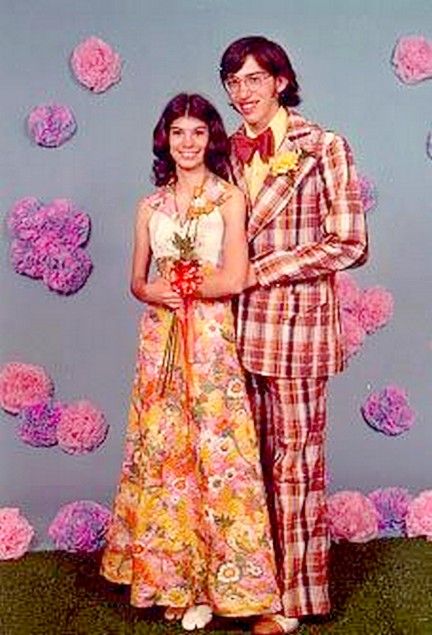 this is actually so hideously tacky, it's almost cool. Wedding 70s, 70s Couple, 70s Prom, Funny Prom, 70s Theme, Awkward Photos, Joey Ramone, 80s Prom, Awkward Family Photos