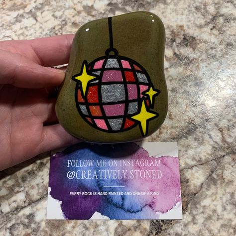 Rock Painting Ideas Plants, Dot Painting On Rocks Easy, Rainbow Rock Painting Ideas, Inspirational Rock Painting Ideas Easy, Cool Rock Painting Ideas Funny, Painted Rocks Aesthetic, Painted Rocks Simple, Painted Rocks Easy, Pebble Painting Ideas