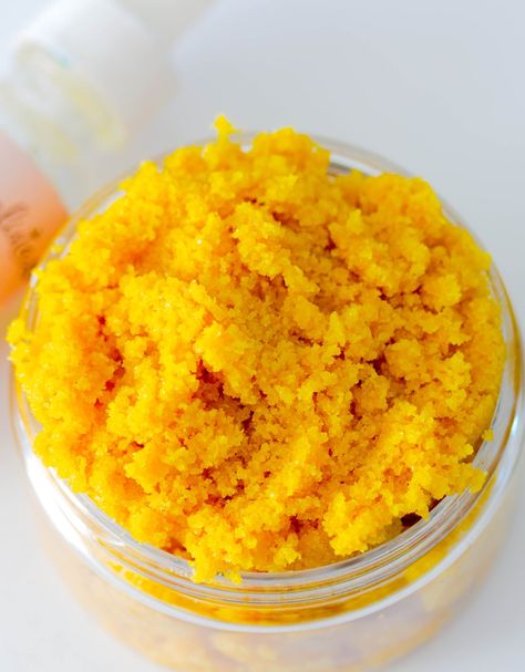 This simple citrus turmeric body scrub is made with all natural essential oils and a few simple ingredients to keep skin feeling soft! Turmeric Body Scrub, Turmeric Scrub, Coconut Body Scrubs, Body Scrub Recipe, Face Scrub Homemade, Diy Body Scrub, Sugar Scrub Diy, Diy Scrub, Scrub Recipe