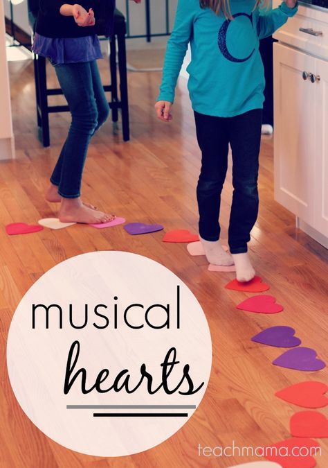 Musical hearts is a reading, moving, & crazy-fun kid game that's perfect for Valentine's Day! #teachmama #Valentinesday #heartcrafts #heartgames #Heartactivities #funforkids #gamesforkids Valentine Party Games For Kids, Valentine Party Games, Vday Party, Valentines Class Party, Valentine's Day Party Games, Valentine Party Game, Party Games For Kids, Valentinstag Party, Valentines Games