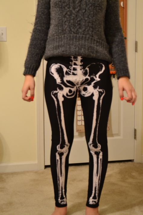 Skeleton Pants, Ideas Disfraz, Skeleton Clothes, Bleach Shirt Diy, Skeleton Leggings, Bleach Shirt, Live Art, Shirt Diy, Painted Clothes