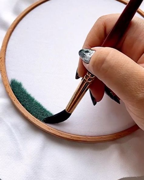 Painting With Embroidery, Christmas Embroidery Ideas, Watercolor Embroidery, Embroidery Hoop Crafts, Textile Art Embroidery, Diy Embroidery Designs, Landscape Quilts, Embroidered Art, Creative Embroidery