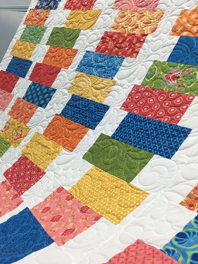 Quilt pattern: Shuffle Quilt [Free download] | APQS Easy Quilt Tutorials, Simple Quilting, Layer Cake Quilt Patterns, Hand Quilting Patterns, Layer Cake Quilts, Machine Quilting Patterns, Quilting Blocks, Fat Quarter Quilt, Easy Quilt