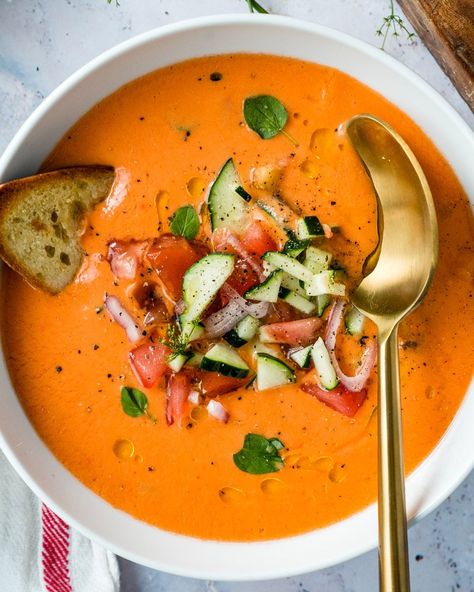 Gazpacho Recept, Spanish Soup, Gazpacho Soup, Sommer Mad, A Couple Cooks, Gazpacho Recipe, Summer Soup, Grilled Bread, Tapas Recipes