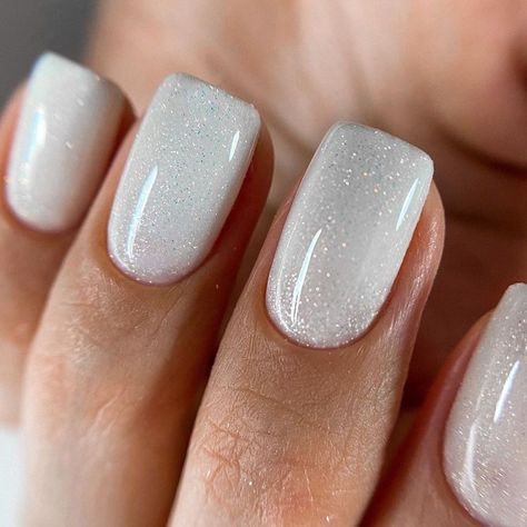 Dip Nail Ideas Sparkle, Wedding Nails Winter, White Shimmer Gel Nails, Sparkly White Nails Short, White Dip Nail Ideas, Bachelorette Party Nail Ideas, White Dipped Nails Ideas, Dip Nails Wedding, Sparkle Nails White