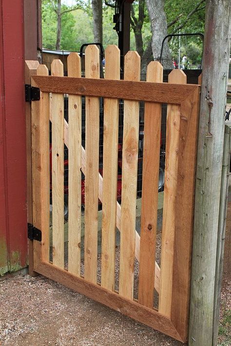 Puertas y cercas de madera para la entrada de tu hogar - Ideas Perfectas Wooden Gates And Fences, Garden Gate Ideas Wooden, Wooden Garden Gate Design, Patio Gate Ideas, Diy Porch Gate, Garden Gates Ideas, Garden Gate Ideas, Patio Gates, Wooden Garden Gate