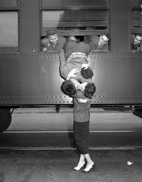 Pina Bausch, Funny Love Pictures, Old Fashioned Love, Heartwarming Pictures, Big Kiss, Old Love, Iconic Photos, Funny Love, Love Pictures