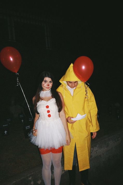 Penny Wise Outfit, Pennywise Costume Women Diy, Georgie Pennywise Costume, Women’s Pennywise Costume, Couple Customes Halloween 2023, Penny Wise Girl Costume, Girl It Costume, Penny Wise Couple Costume, Duo Customes Ideas