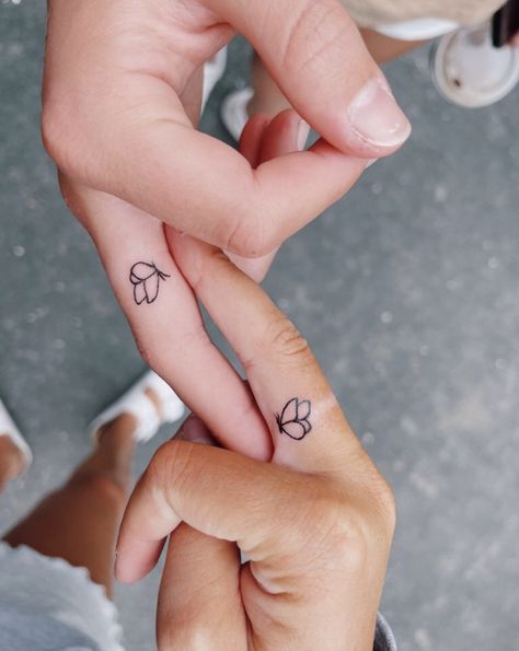 Join Tattoos Together, Half And Half Matching Tattoos, Best Friend Tattoos On Finger, Tattoo Designs For Friends, Tattoo Designs Best Friends, Joining Tattoos, Best Friend Tattoos Finger, Friendship Finger Tattoos, Bff Finger Tattoos