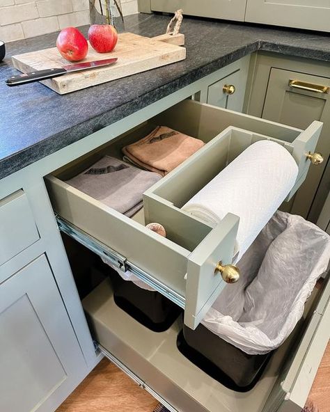 Kitchen Towels Storage, Paper Towel Storage, Kitchen Island Storage, Cocina Diy, Kitchen Storage Hacks, Hidden Kitchen, Kitchen Cabinet Drawers, Kitchen Drawer Organization, Kitchen Trash Cans