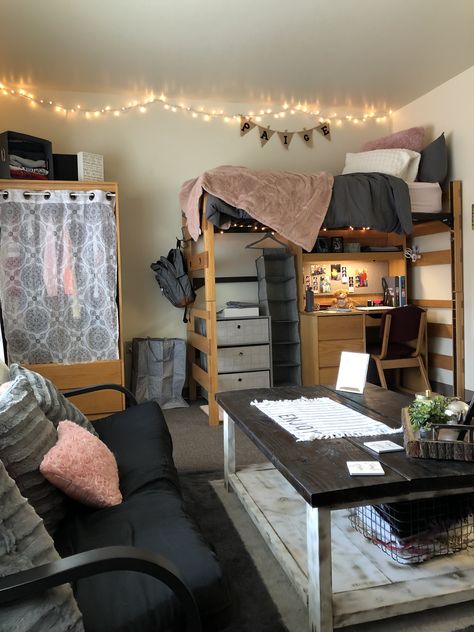 Bunk Bed Dorm Room Ideas, Dorm Room Set Up Layout, Dorm Room Single, Ucla Dorm Room, Dorm Room Layout Ideas, Dark Academia Dorm Room, Dorm Room Arrangements, Ucla Dorm, Dorm Rooms Decorating