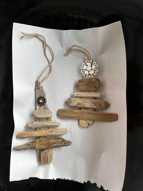 Driftwood Xmas Tree, Drivved Ideas, Driftwood Christmas Crafts, Driftwood Ornaments Diy, Christmas Driftwood Ideas, Driftwood Garden Ideas, Driftwood Christmas Tree Diy, Driftwood Christmas Decorations, Driftwood Ornaments