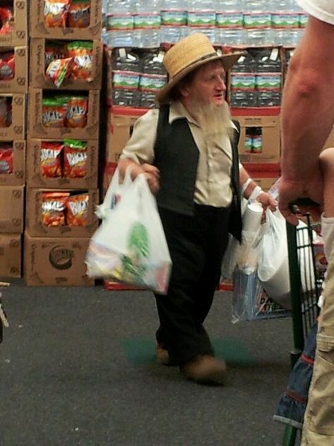 Amish midget lol Amish Men, Tall People, Funny Quotes Sarcasm, Little People, Good People, The Man, Funny