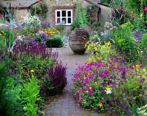 Small English Garden, Cottage Garden Plan, Country Garden Landscaping, Cottage Garden Borders, English Garden Style, English Gardens, Cottage Garden Design, Cottage Garden Plants, Garden Design Layout