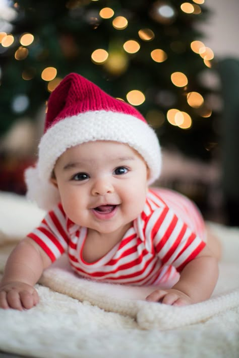 Easy Baby Christmas Photos, Baby Christmas Photography 6 Month, Santa Hat Family Photos, 6 Months Old Christmas Pictures, 6 Month Baby Christmas Picture Ideas, Baby Pictures Christmas, Christmas Baby Photos, Pictures Of Babies, Christmas Month