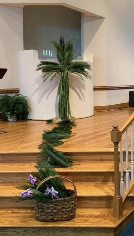 Christian Easter Decor Ideas For Church, Palm Sunday Decorations Church Flower Arrangements, Palm Sunday Decorations Church, Palm Sunday Cross, Easter Altar Decorations, Lent Decorations For Church, Palm Sunday Decorations, Purple Flower Arrangements, Easter Table Centerpieces