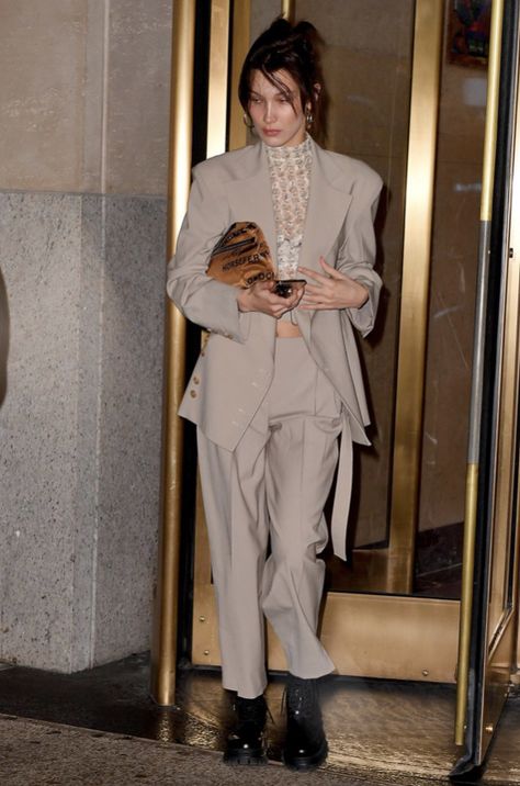 Bella Hadid Suit, Oversized Suit, Sixth Form Outfits, Gigi Hadid Street Style, Steet Style, Early 2000s Fashion, Bella Hadid Outfits, Bella Hadid Style, February 6th