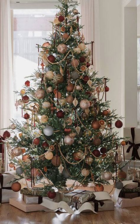 Mauve Christmas Decor, Mauve Christmas Tree, Different Christmas Tree Ideas, Mauve Christmas, Christmas Tree Inspo, Christmas Dreaming, Neutral Christmas Decor, Cozy Christmas Decor, Xmas 2024