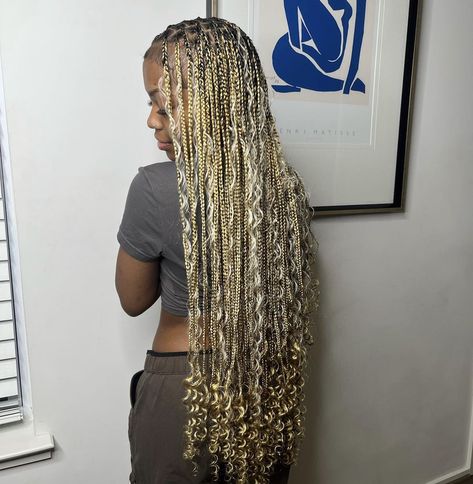 Bohemian Knotless Braids 27/613, Blonde Braids Ideas For Black Women, Blonde Bohemian Knotless Box Braids, 27 And 613 Knotless Braids With Curls, 613 Blonde Box Braids, Blond Braids With Curly Ends, Blond Hair Braids Black Women, Blonde Passion Braids, Bohemian Blonde Braids