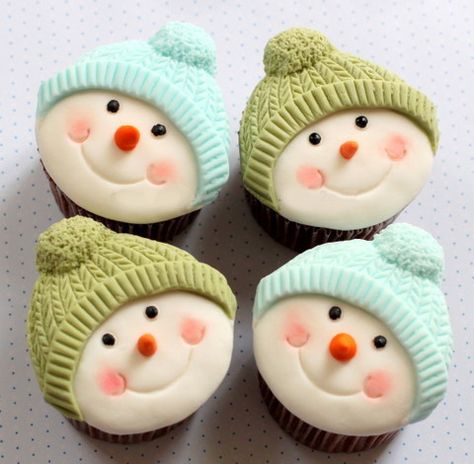 Snowman Cupcakes with Knit Hats from Simply Cake Cupcakes Bonitos, Cupcakes Amor, Jul Mad, Snowman Cupcakes, Torte Cupcake, Creative Cupcakes, Love Cupcakes, Christmas Cupcakes, Cute Cupcakes