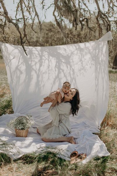 Mommy And Me Vision Board, White Sheet Photoshoot Outside Family, Simple Spring Mini Session Ideas, Pet Mini Sessions Photo Ideas, Mommy And Me Outside Photo Shoot, Sheet Outside Photoshoot, Spring Mother Daughter Photo Shoot, Mama And Mini Photoshoot, Mommy And Me Sheet Photoshoot