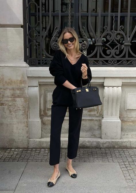 Looking for the perfect designer handbags? Learn more about the Hermes Birkin bag sizes and get the low down on the Birkin 25, 30, 35, and 40. Also, get Hermes bags outfit inspiration (black, camel, grey, and more) so you can rock the Hermes aesthetic in 2022! Birkin 25 Outfit, Birkin Bag Outfit, Kelly Bag Outfit, Corporate Girl, Classic Dressing, Birkin Mom, Hermes Kelly 25, Style Parisienne, Looks Pinterest