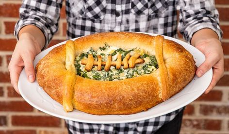 Super Bread Bowl Dip - Delish.com Football Bread, Football Dishes, Bread Bowl Dip, Super Bowl Dips, Baked Kale, Artichoke Dip Recipe, Bowl Party Food, Superbowl Appetizers, Tasty Meals