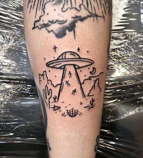 Aliens And Humans, Alien Tattoo Ideas, Spaceship Tattoo, Desert Tattoo, Trippy Tattoo, Rocket Tattoo, Ufo Tattoo, Traditional Tattoo Inspiration, Tatuagem Masculina Pequena