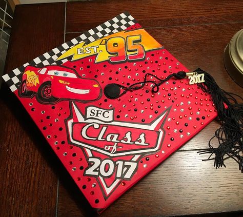 Cars themed grad Cap 💕 follow us @motivation2study for daily inspiration Graduation Car Decor, Disney Graduation Cap, Funny Graduation Caps, Disney Graduation, Graduation Cap Decoration Diy, Boy Graduation, High School Graduation Cap, College Graduation Cap Decoration, Grad Hat