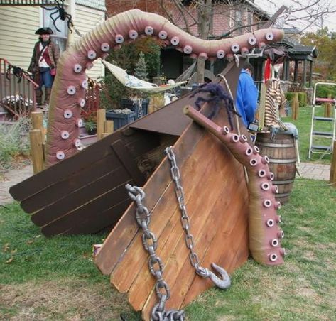 Halloween Pirate ship build Kraken Ship, Kraken Tentacles, Pirate Halloween Decorations, Pirate Halloween Party, Dekorasi Halloween, Halloween Outside, Pirate Decor, Casa Halloween, Pirate Theme Party