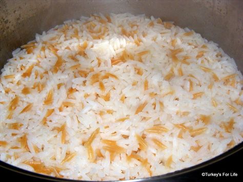 Turkish Rice (şehriyeli pilav) Recipe, no rice ever tastes as good as this rice! ---must try Turkish Rice, Arabisk Mad, Vegan Diner, Romanian Recipes, Scottish Recipes, Turkish Food, British Food, Easy Dishes, Gordon Ramsay