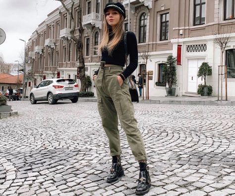 Green Cargo Pants Outfit Winter, Army Green Cargo Pants Outfit, Cargo Pants Outfit Fall, Cargo Pants Outfit Winter, Cargo Pant Outfits, Army Pants Outfit, Green Cargo Pants Outfit, Trousers Women Outfit, Pants Outfit Work