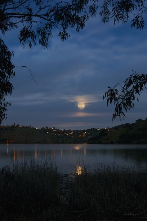 Belle Nature, Moon Pictures, Night Landscape, Moon Rise, Beautiful Moon, Alam Yang Indah, Night Aesthetic, Nature Aesthetic, Pretty Places