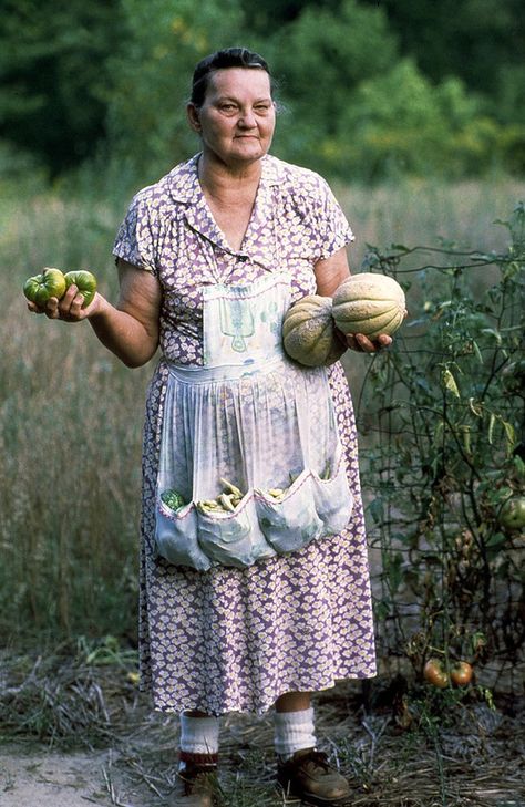 Wonderful photo of an Indiana farmer's wife. Farm Women, Velo Vintage, Farmer Wife, Farms Living, Dirt Road, We Are The World, Old Photographs, Grandmas House, Rural Life