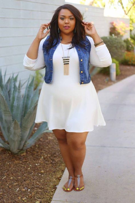 This outfit is perfect. The only thing i would change is adding wedges. Shoes that flat and open get uncomfortable real fast Mode Tips, Plus Size Summer Outfits, Look Plus Size, Big Girl Fashion, Curvy Plus Size, Moda Plus, Plus Size Fashion For Women, Curvy Girl Fashion, Cute Summer Outfits