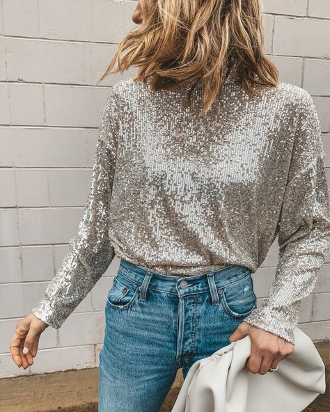 sparkle top long sleeved - fun NYE outfit inspiration Nye Outfits Casual, New Years Eve Outfits Casual, Sequins Top Outfit, Silver Sequin Top, Silvester Outfit, Sparkle Outfit, Nye Outfits, Eve Outfit, Kleidung Diy