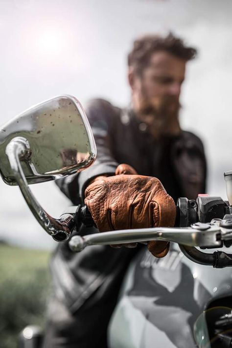 Motorcycle Portrait, Motorcycle Photo Shoot, Estilo Cafe Racer, Biker Photos, Cafe Racer Moto, Biker Photography, Brown Leather Gloves, Biker Photoshoot, Leather Motorcycle Gloves