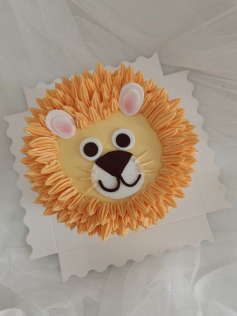 Lion cake for baby Lion Face Cake, Lion Cakes For Kids, Lion Theme Cake, Leo Cake, Lion Birthday Cake, Lion Birthday Party, Zoo Cake, Lion Cake, Lion Party