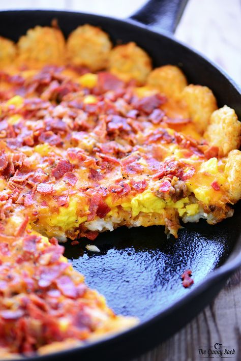 Pizza Vegetariana, Breakfast Pizza Recipe, Tater Tot Breakfast, Iron Skillet Recipes, Easter Dinner Recipes, Cast Iron Skillet Recipes, Cast Iron Recipes, Breakfast Pizza, Skillet Meals