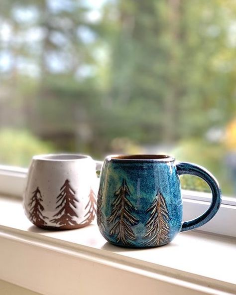 Underglazed Mug, Tree Mug Pottery, Christmas Tree Mugs, Christmas Pottery Mug, Pottery Christmas Mugs, Red Clay Pottery Ideas, Christmas Pottery Mugs, Pottery Mugs Ideas, Christmas Pottery Ideas Ceramics