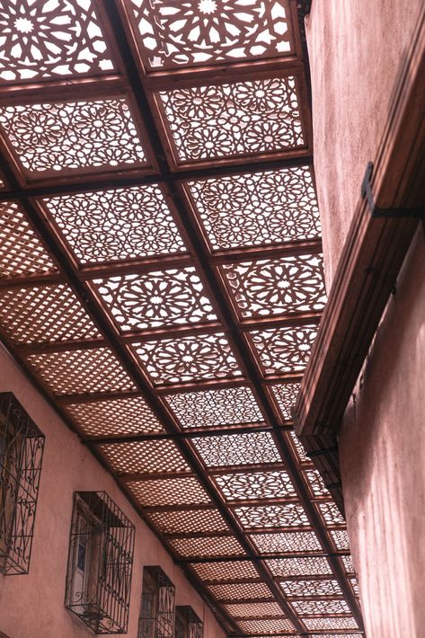 Contemporary Moroccan Architecture, Light Design For Living Room, Syria Architecture, Souks Marrakech, Mamluk Architecture, Marrakech Design, Ceiling Interior Design, Souk Marrakech, Marrakech Souk